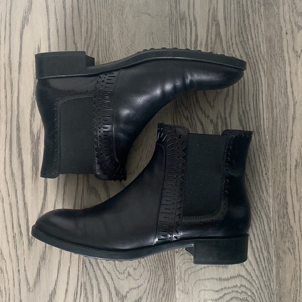 Tod’s Leather Chelsea Boot in Black